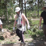 小屋の土間に入れる土を運んでいます