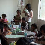 教室では絵を描いたり、折り紙をしたり