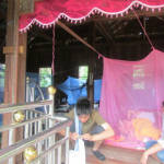 板間にゴザを敷いて蚊帳を吊ります