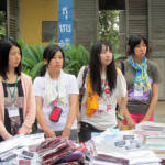 日本から寄付を募って持参した文具品等