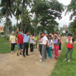 日本語ガイドの説明を受けるアクター