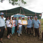 感謝状を受け取る